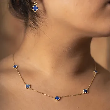 Bilde nummer 2 av Pan Jewelry, Kløver smykke i forgylt 925 sølv med havblå lapis lazuli