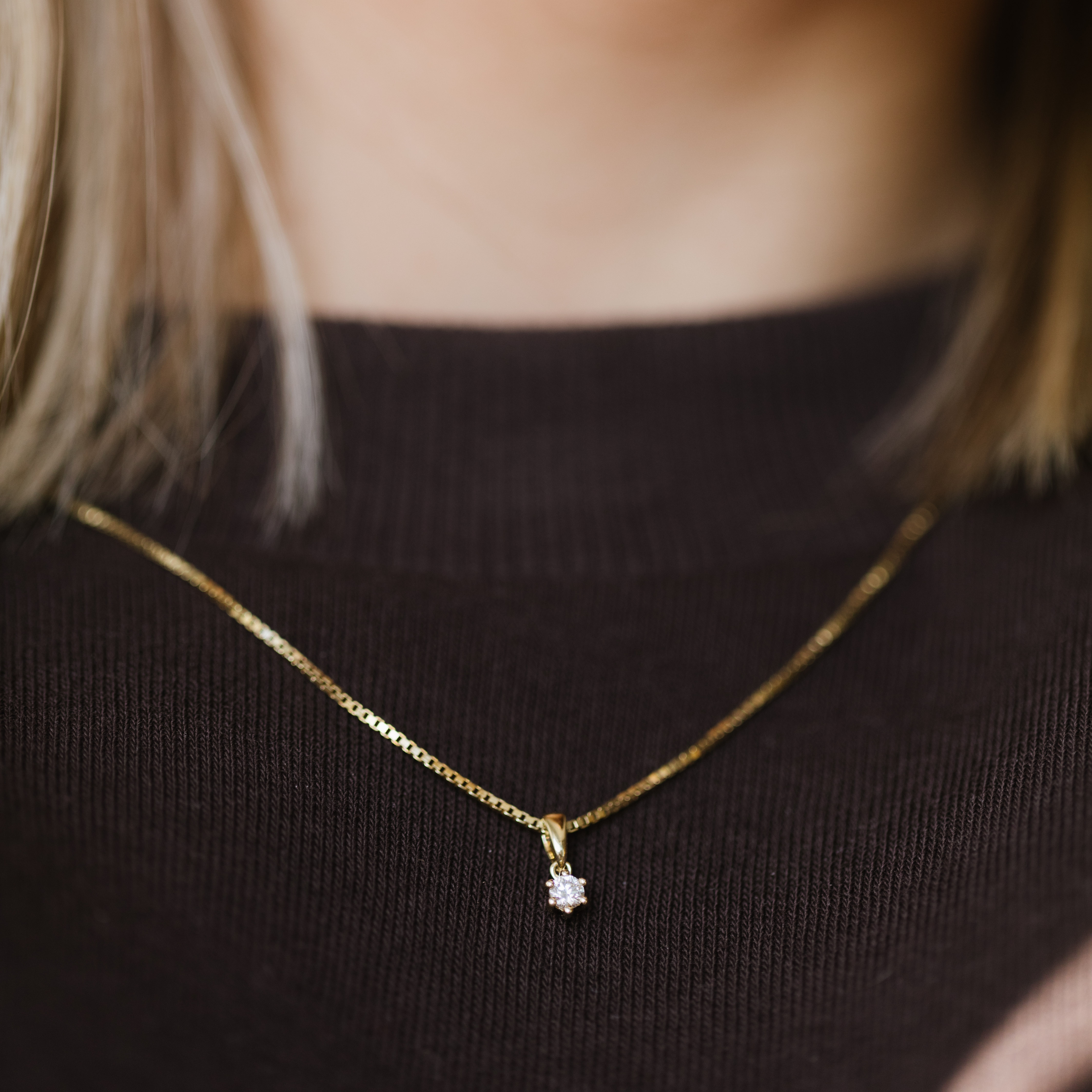 Bilde nummer 2 av Pan Jewelry, Ingrid enstensanheng i 585 gult gull 0,10 ct