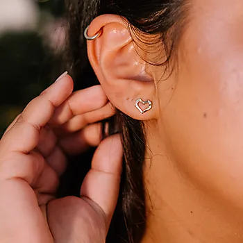 Bilde nummer 2 av Pan Jewelry, Øredobber i forgylt 925 sølv med hjerte