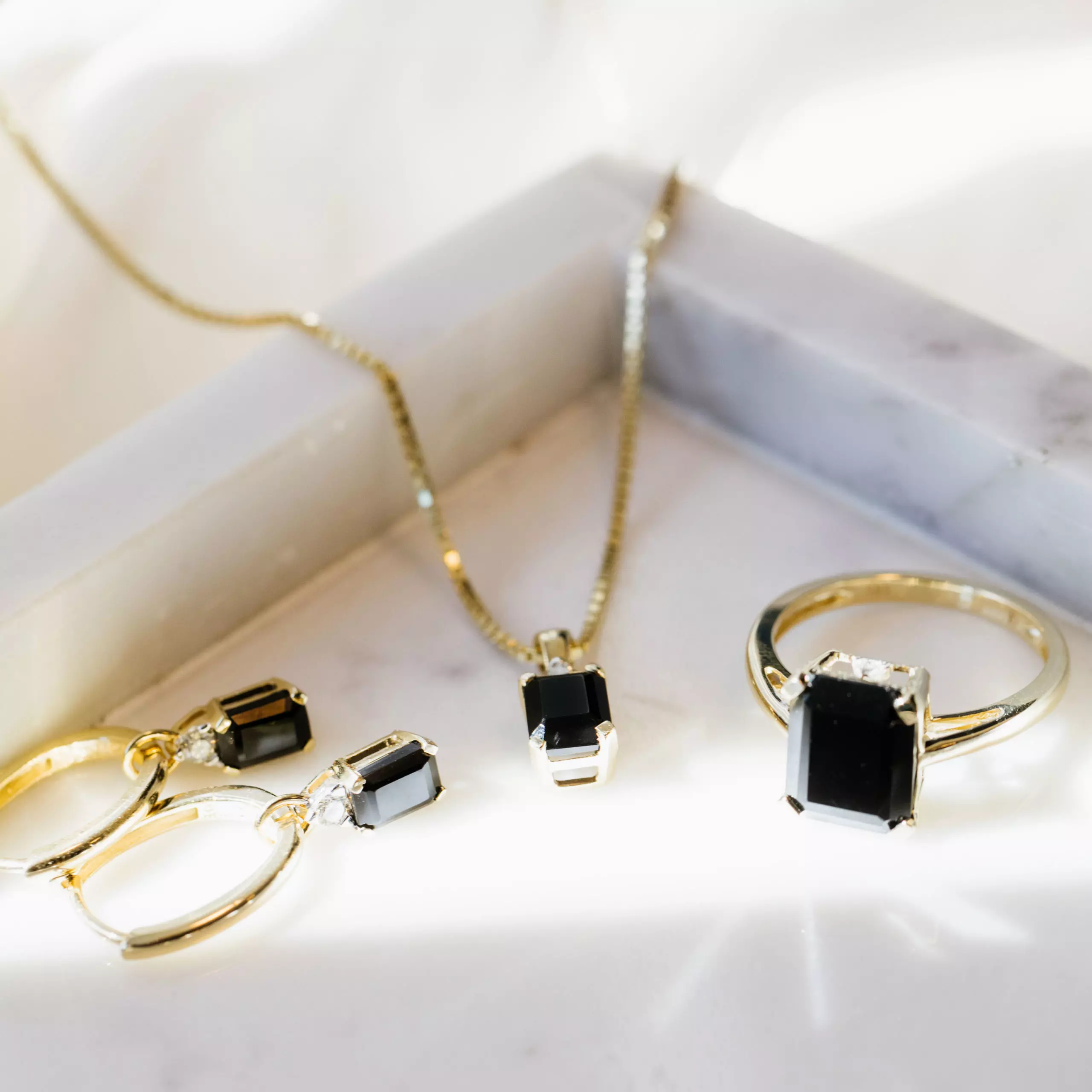 Bilde nummer 4 av Michelle smykke i 585 gult gull med diamant 0,06 ct og sort onyx