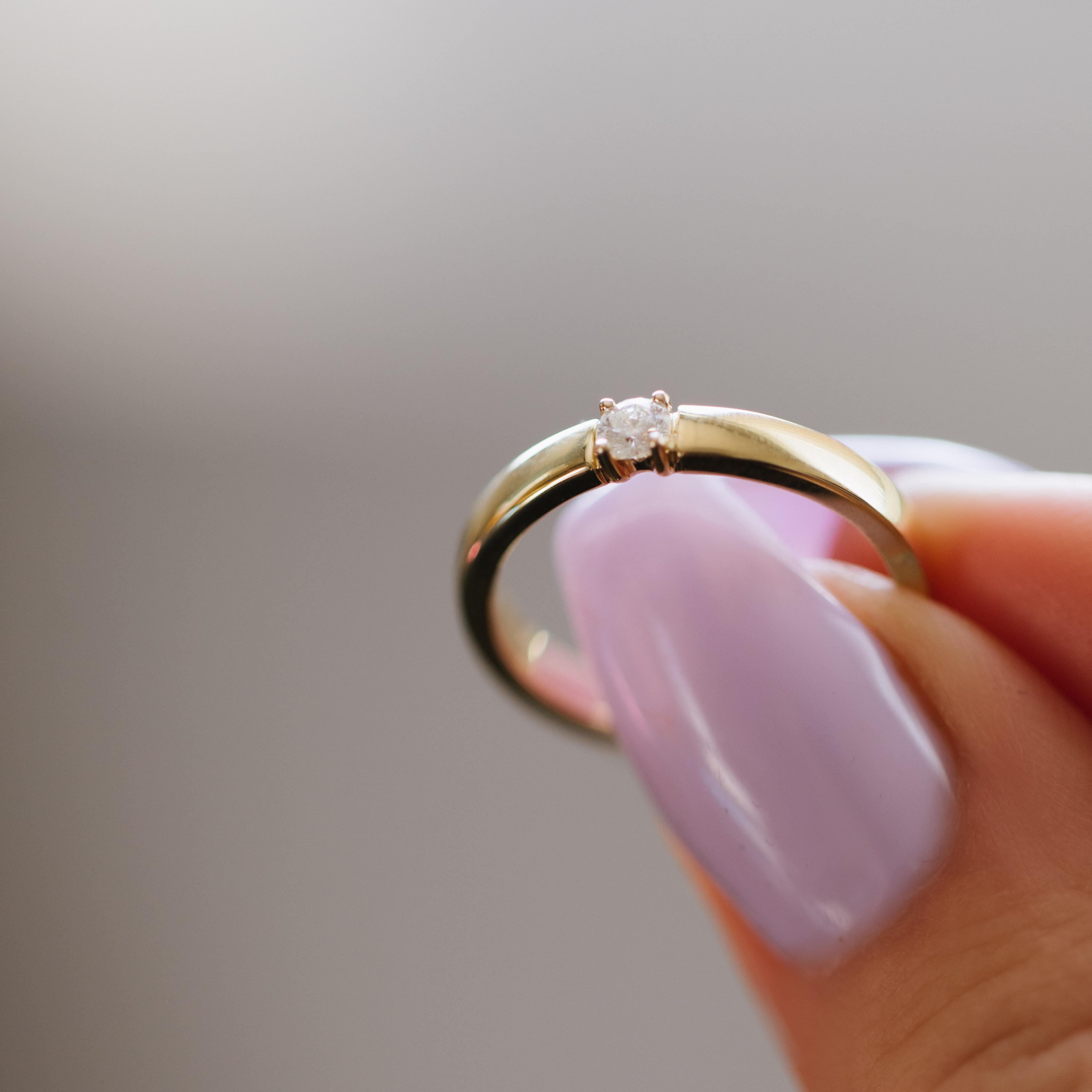 Bilde nummer 2 av Pan Jewelry, Angelica alliansering i 585 gult gull med diamanter 0,10 ct WSI