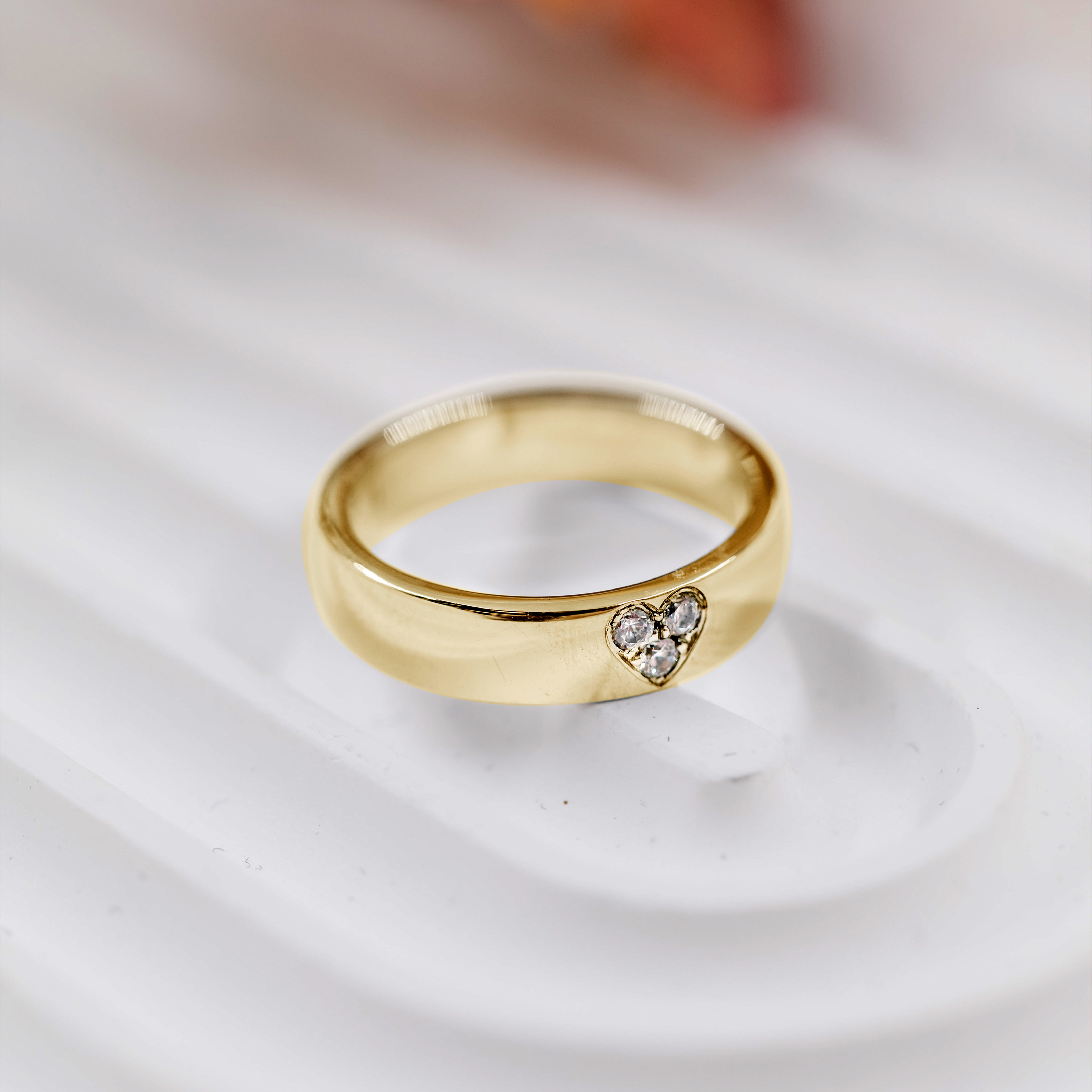 Bilde nummer 3 av Moments by Pan Jewelry, Diamantring Beloved i 585 gult gull med hjerte 0,12 CT | 5 mm bredde