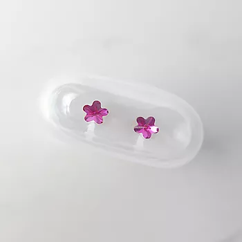 Bilde nummer 2 av Blomdahl, Øredobber i medisinsk plast med mørkelilla Swarovski krystaller