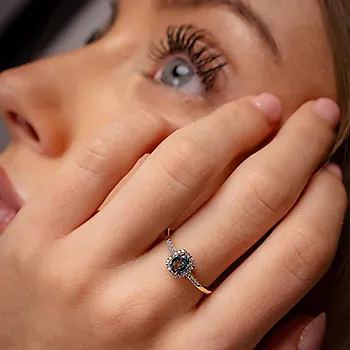 Bilde nummer 2 av Diamantring i 585 gult gull 0.08 ct med topas