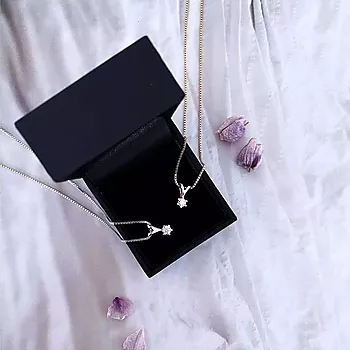 Bilde nummer 3 av Olivia anheng i 585 hvitt gull med diamant 0,20 ct