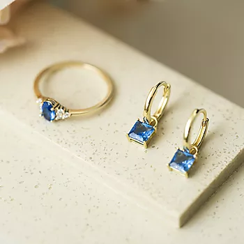 Bilde nummer 4 av Pan Jewelry, Øreringer i forgylt sølv med blå zirkonia