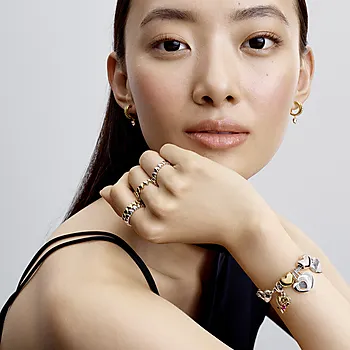 Bilde nummer 2 av Pandora Moments, Charms i 925 forgylt sølv med hengende stjerne