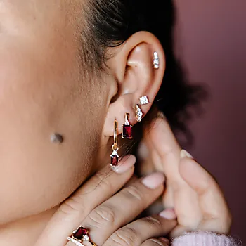 Bilde nummer 4 av Michelle øredobber i 585 gult gull med diamanter 0,06 ct og rhodolitt