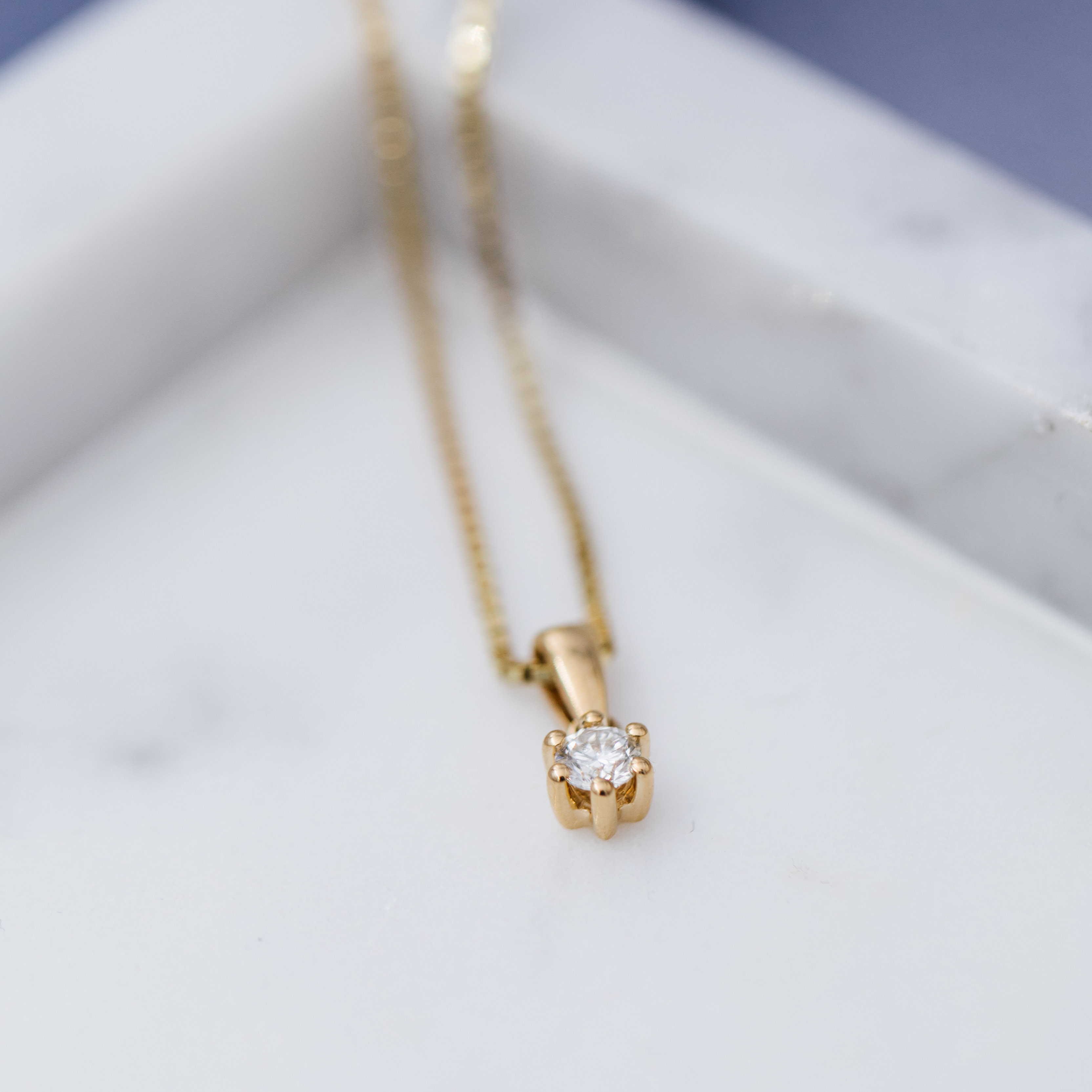 Bilde nummer 3 av Pan Jewelry, Ingrid enstensanheng i 585 gult gull 0,15 ct