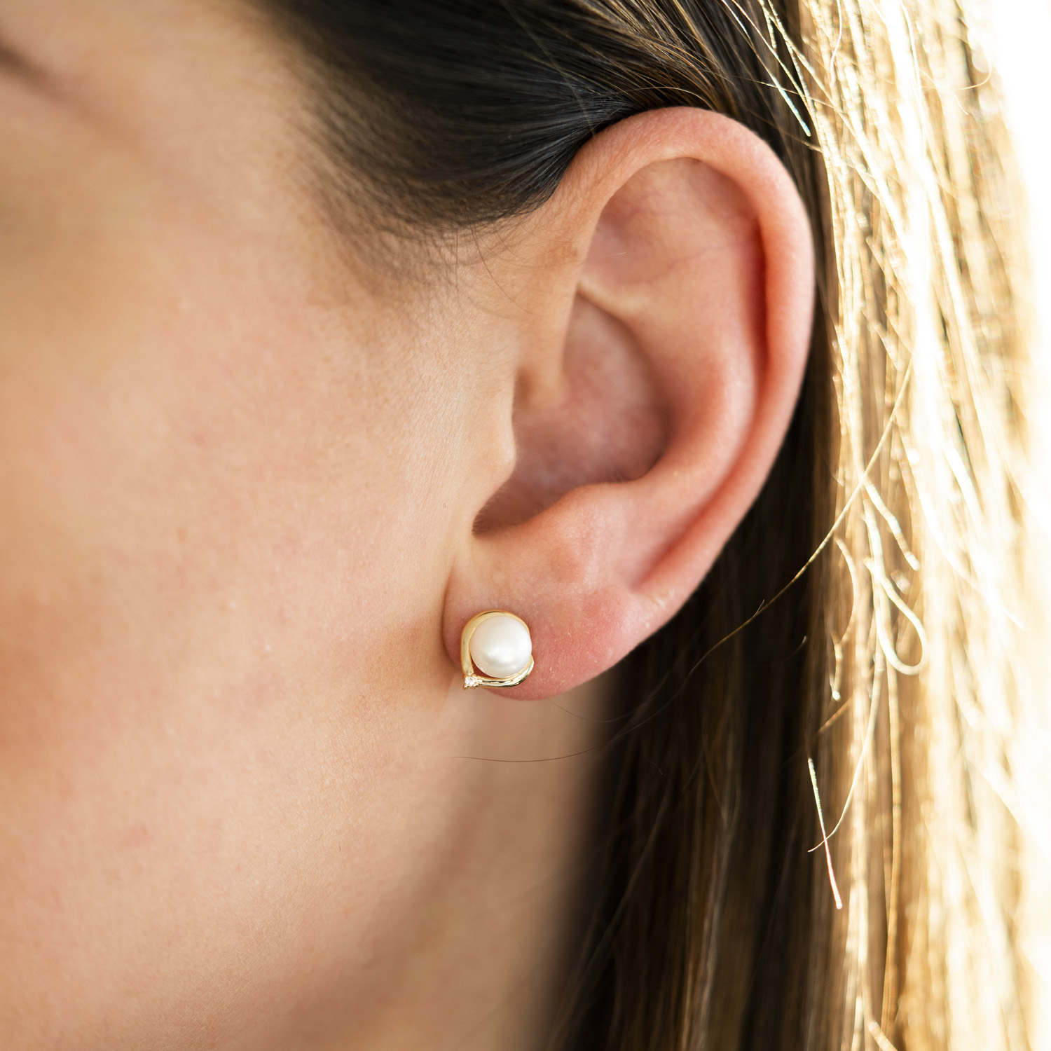 Bilde nummer 2 av Pan Jewelry, Øredobber i 585 gult gull med ferskvannsperle og zirkonia