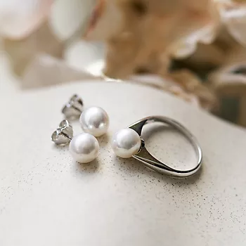 Bilde nummer 2 av Pan Jewelry, Øredobber i 585 hvitt gull med ferskvannsperler
