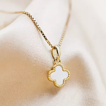 Bilde nummer 3 av Pan Jewelry, Kløver smykke i forgylt 925 sølv med hvit perlemor