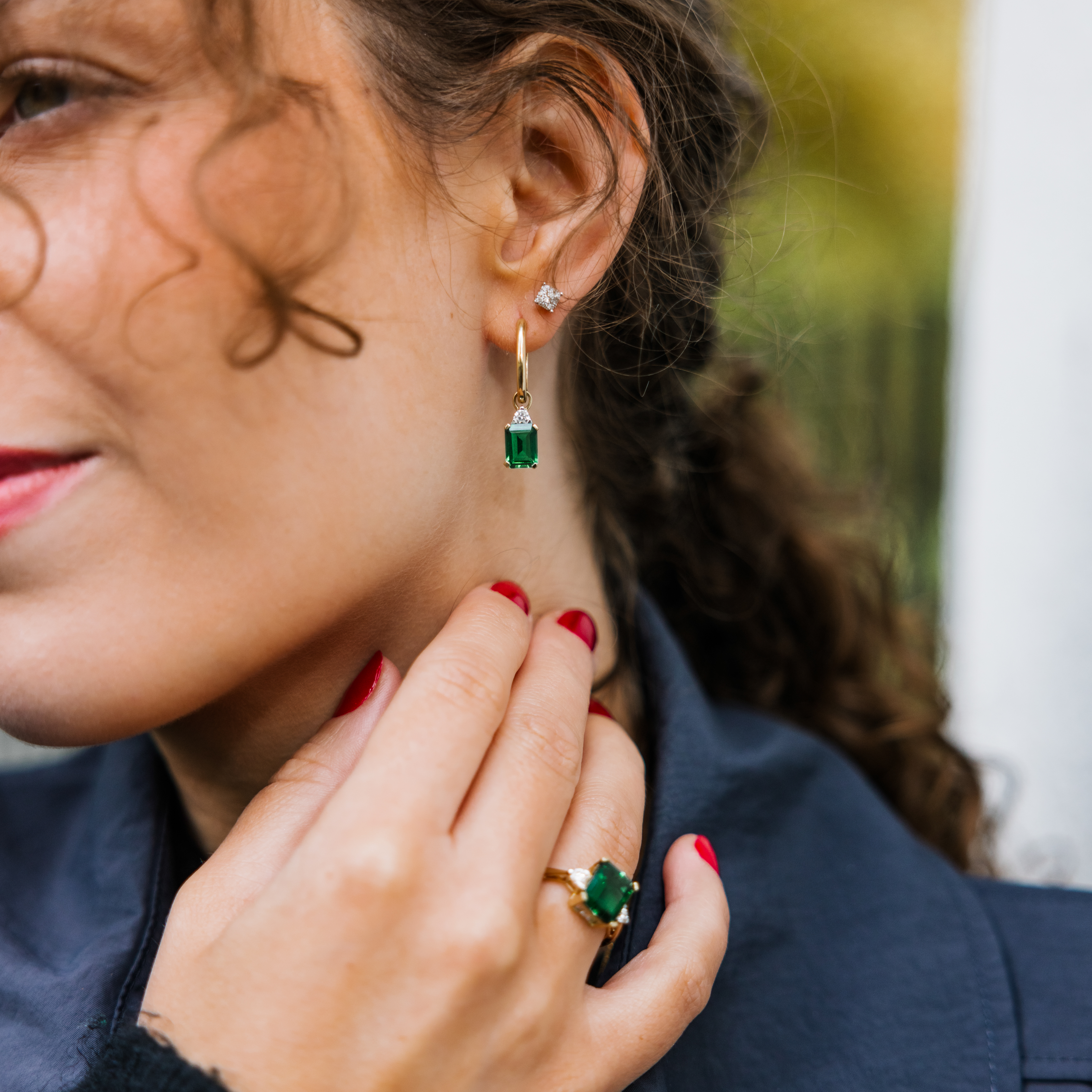 Bilde nummer 4 av Michelle øreringer i 585 gult gull med diamanter 0,16 ct og hydrotermisk smaragd