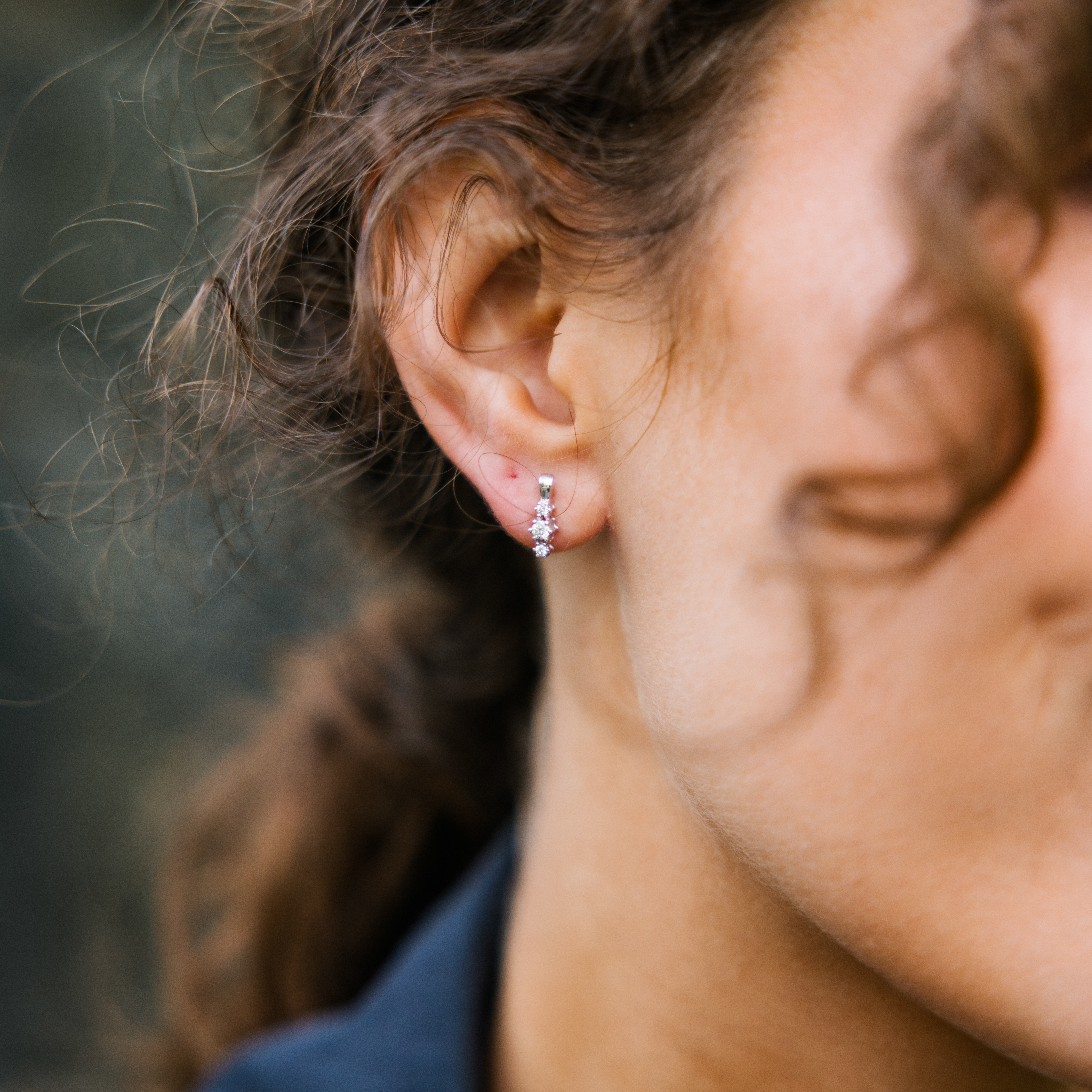 Bilde nummer 2 av Nora øredobber i 375 hvitt gull med diamanter 0,16 ct