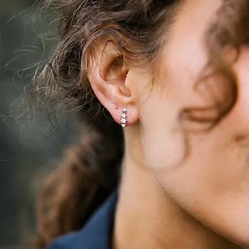 Bilde nummer 2 av Nora øredobber i 375 hvitt gull med diamanter 0,16 ct