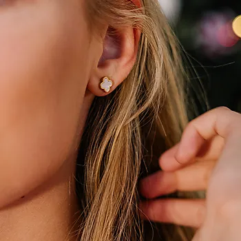 Bilde nummer 2 av Kløver øredobber i forgylt 925 sølv med perlemor