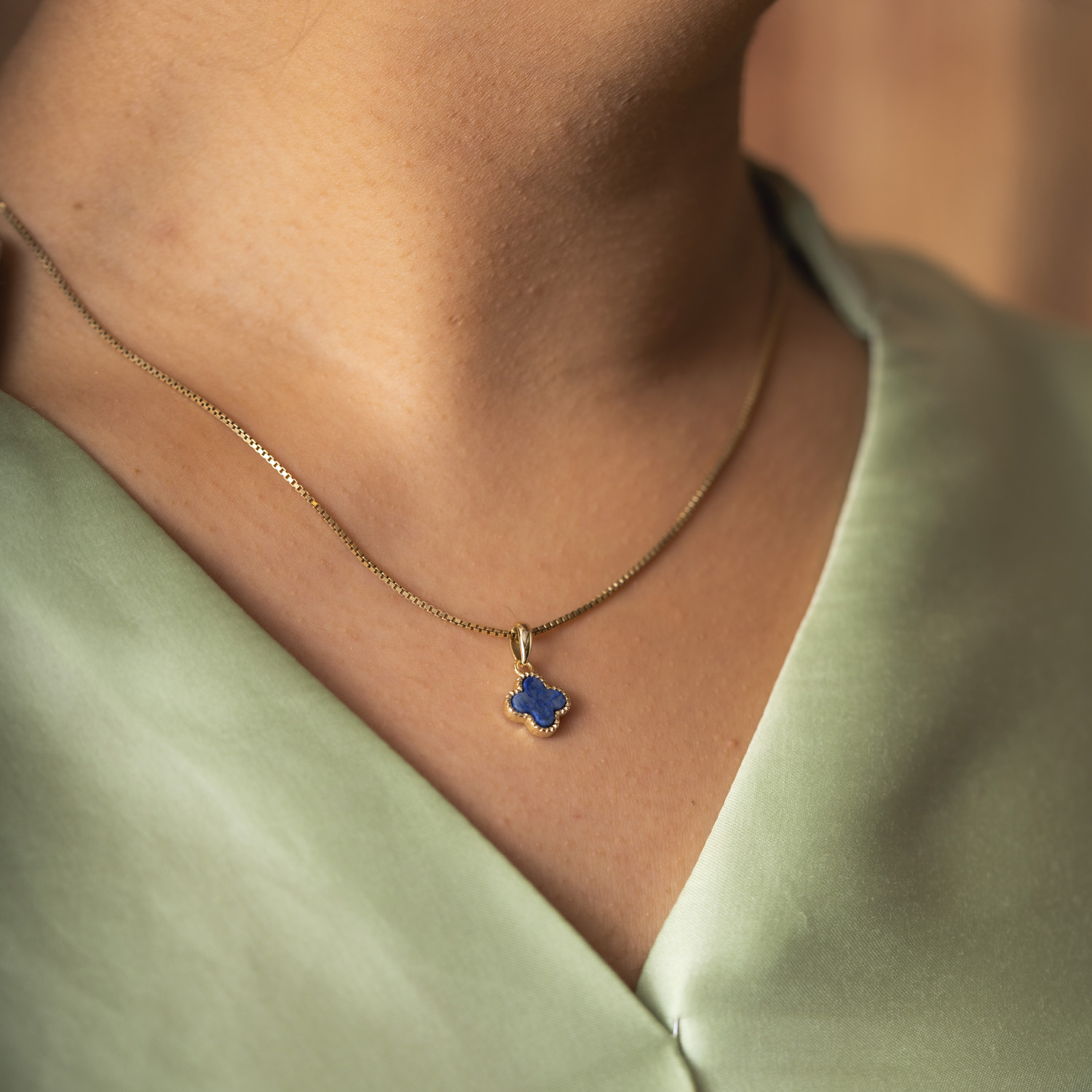 Bilde nummer 2 av Pan Jewelry, Kløver smykke i forgylt 925 sølv med havblå lapis lazuli