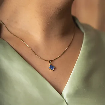 Bilde nummer 2 av Pan Jewelry, Kløver smykke i forgylt 925 sølv med havblå lapis lazuli
