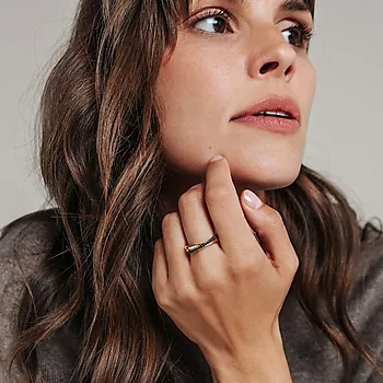 Bilde nummer 2 av Ring i 925 forgylt sølv med sort zirkonia