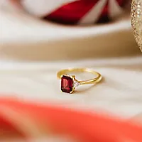 Bilde nummer 3 av Michelle diamantring i 585 gult gull 0,10 ct med rhodolitt