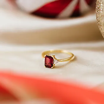 Bilde nummer 3 av Michelle diamantring i 585 gult gull 0,10 ct med rhodolitt