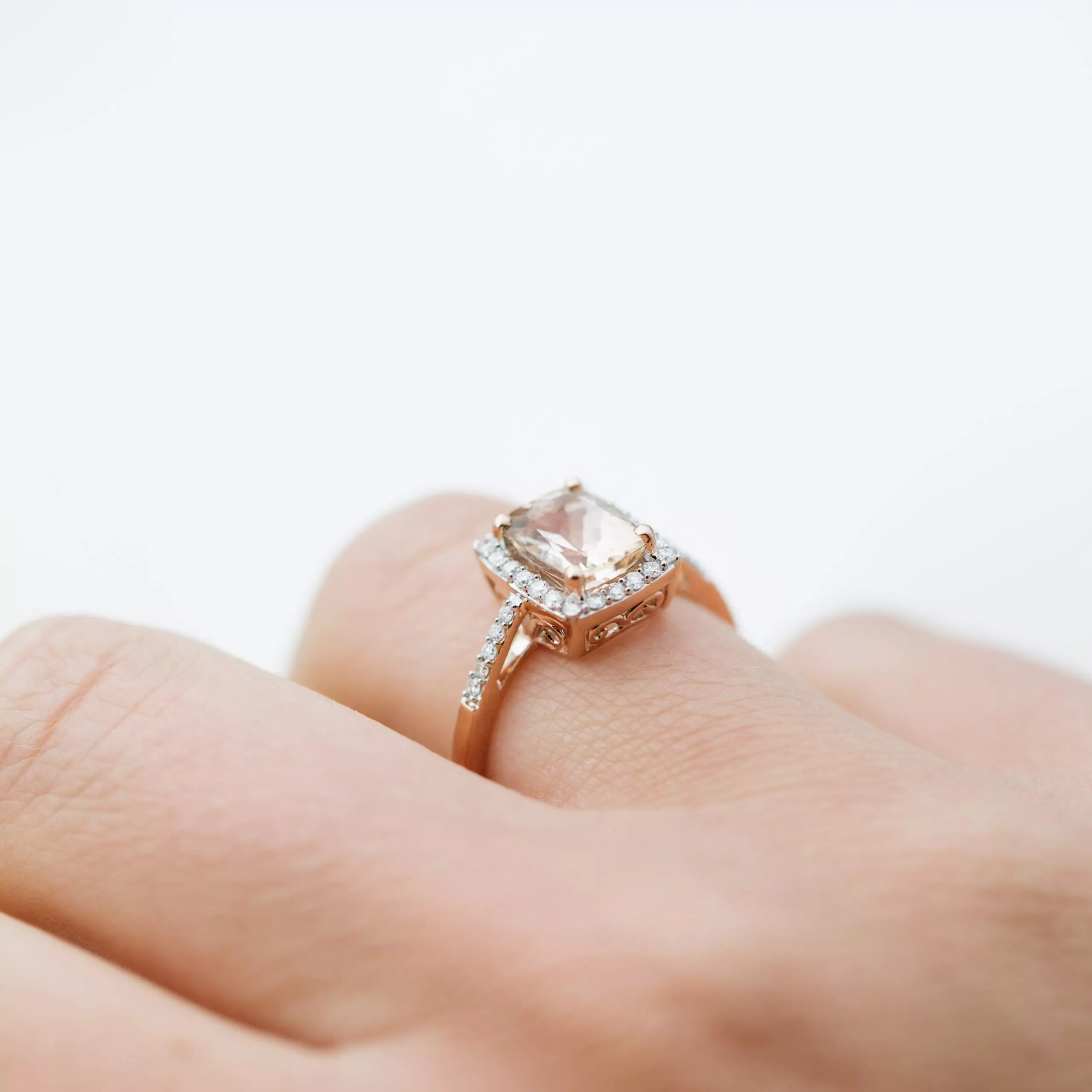 Bilde nummer 2 av Jacqueline diamantring i 375 roségull med diamanter 0,20 ct og morganitt