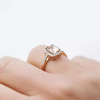 Bilde nummer 2 av Jacqueline diamantring i 375 roségull med diamanter 0,20 ct og morganitt