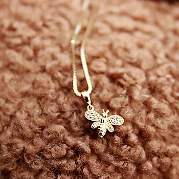 Bilde nummer 4 av Pan Jewelry, Anheng i 585 gult gull med zirkonia og bie