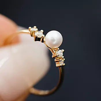 Bilde nummer 4 av Pan Jewelry, Ring i 585 gult gull med ferskvannsperle og zirkonia