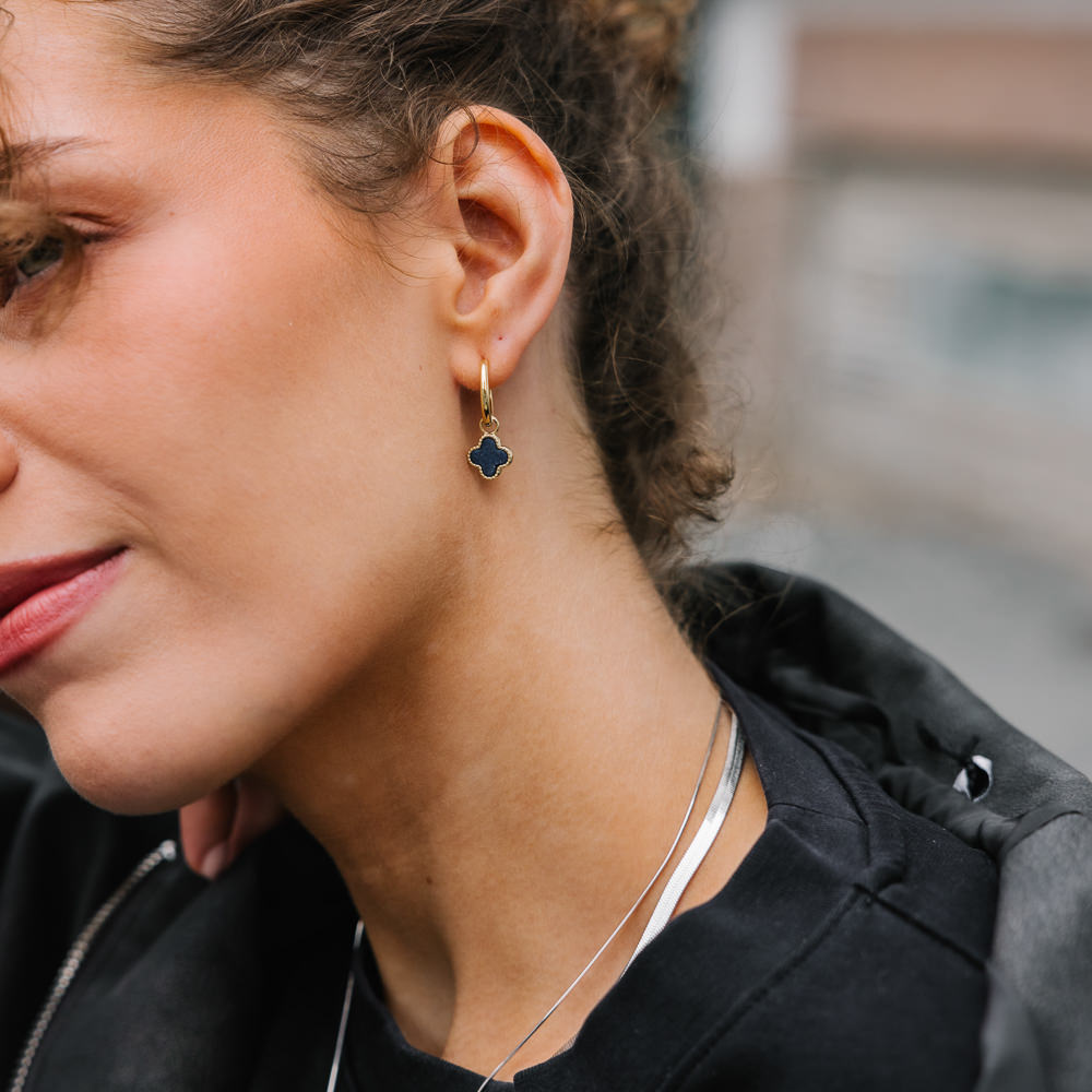 Bilde nummer 3 av Pan Jewelry, Kløver øreringer i forgylt 925 sølv med havblå lapis lazuli
