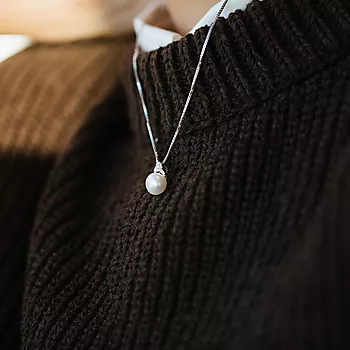 Bilde nummer 2 av Pan Jewelry, Anheng i 585 hvitt gull med ferskvannsperle og zirkonia