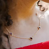 Bilde nummer 4 av Kløver smykke i 925 forgylt sølv med syntetisk rød agat