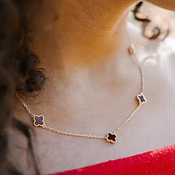 Bilde nummer 4 av Kløver smykke i 925 forgylt sølv med syntetisk rød agat