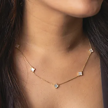 Bilde nummer 3 av Pan Jewelry, Kløver smykke i forgylt 925 sølv med perlemor