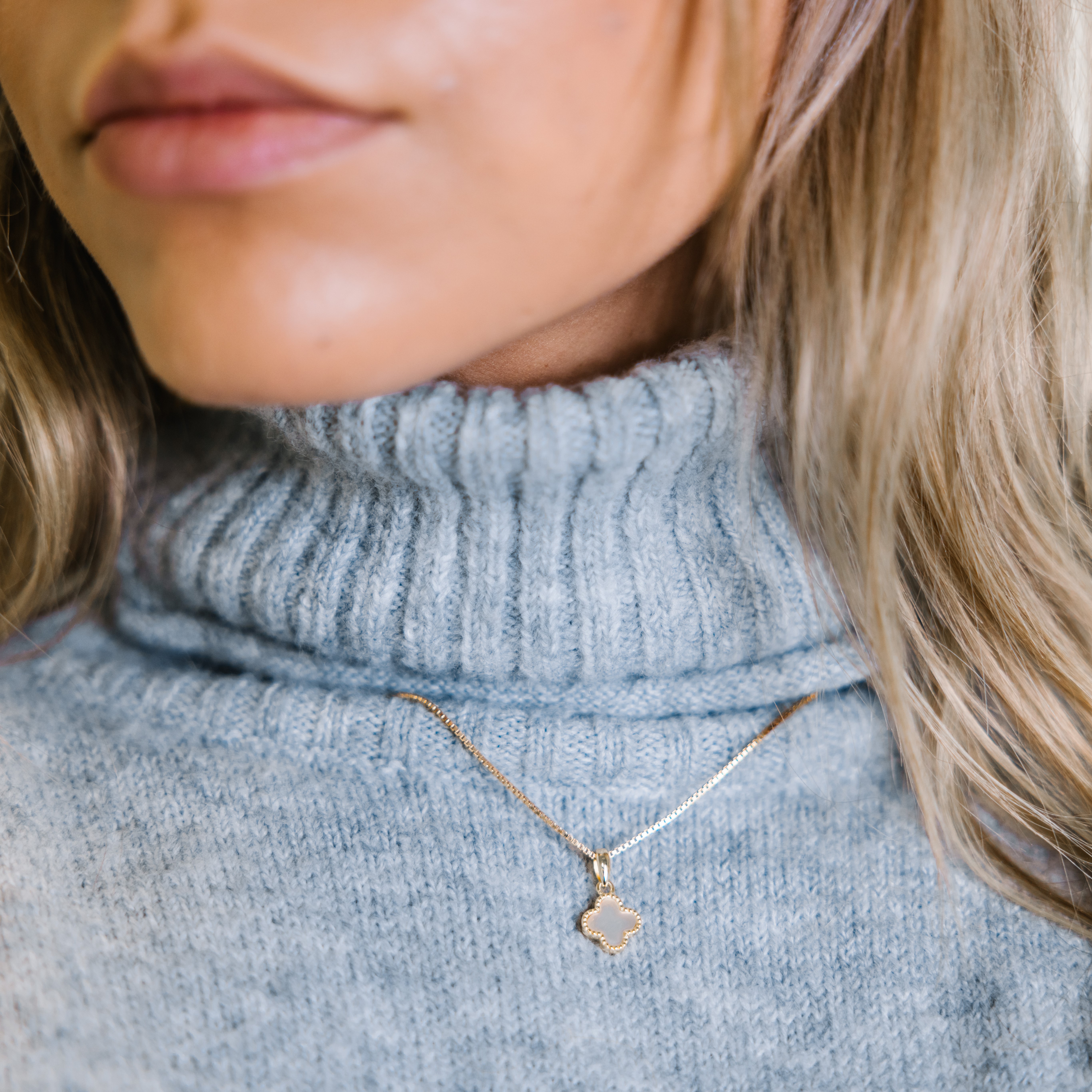 Bilde nummer 4 av Pan Jewelry, Kløver smykke i forgylt 925 sølv med hvit perlemor