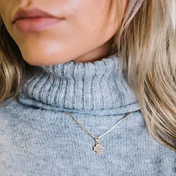 Bilde nummer 4 av Pan Jewelry, Kløver smykke i forgylt 925 sølv med hvit perlemor