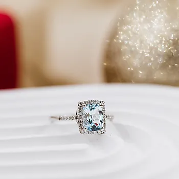 Bilde nummer 3 av Jacqueline diamantring i 375 hvitt gull 0,20 ct med akvamarin