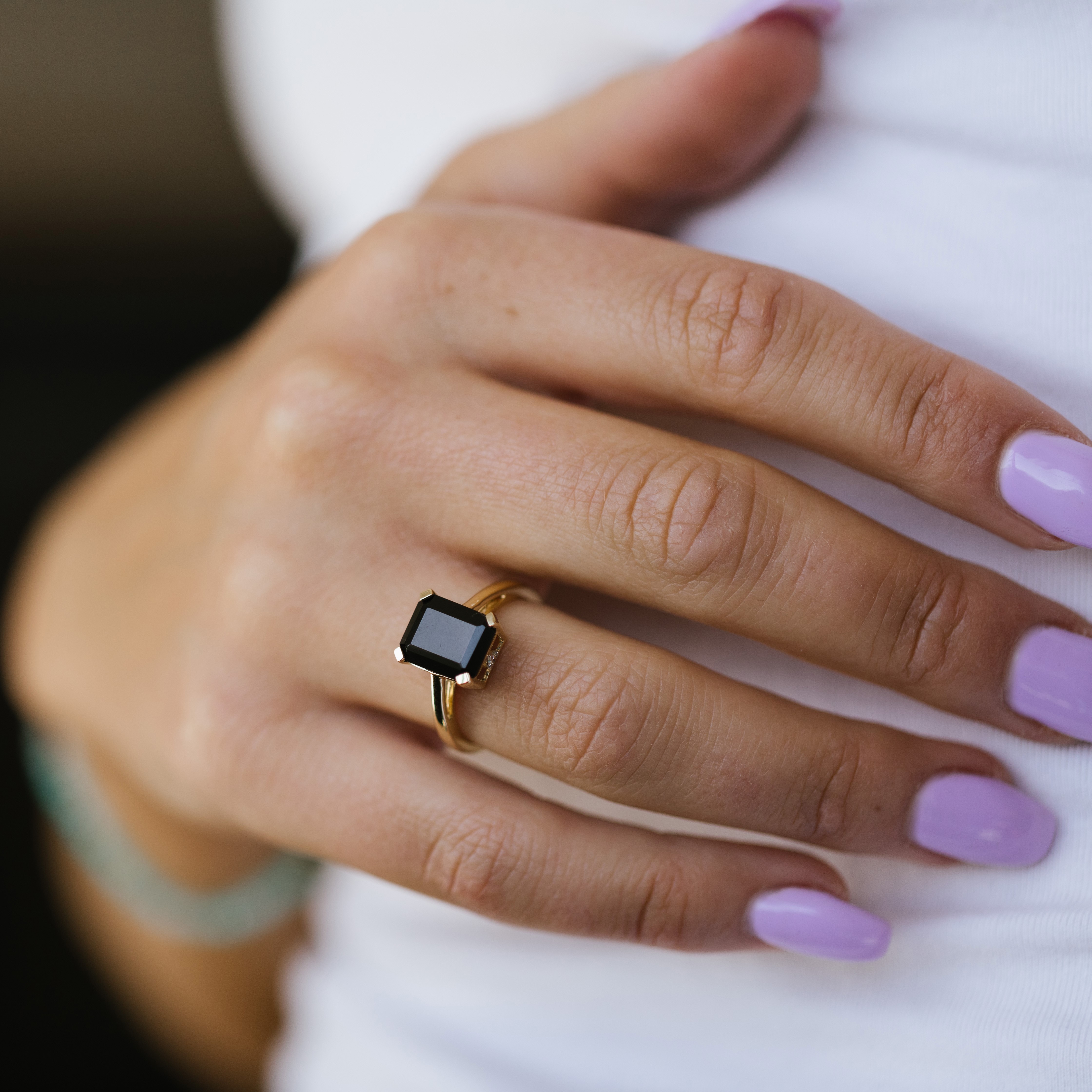 Bilde nummer 2 av Michelle diamantring i 585 gult gull med diamanter 0,04 ct og sort onyx