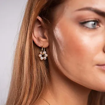 Bilde nummer 2 av Harmoni øreringer i 925 forgylt sølv med ferskvannsperler