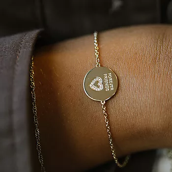 Bilde nummer 3 av Pan Jewelry, Armbånd i 925 forgylt sølv med hvite zirkonia og teksten "FOREVER FRIENDS"