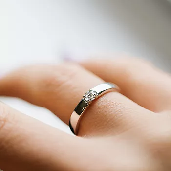 Bilde nummer 3 av Pan Jewelry, Angelica alliansering i 585 hvitt gull med diamanter 0,15 ct WSI