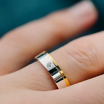 Bilde nummer 2 av Giftering i 585 gult og hvitt gull med diamant 0,03 | 5 mm bredde