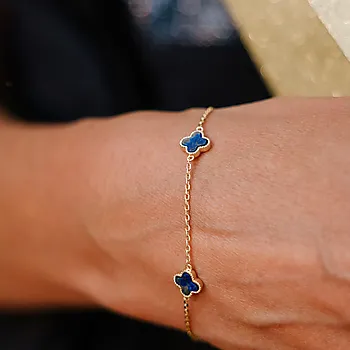 Bilde nummer 2 av Kløver armbånd i forgylt 925 sølv med havblå lapis lazuli