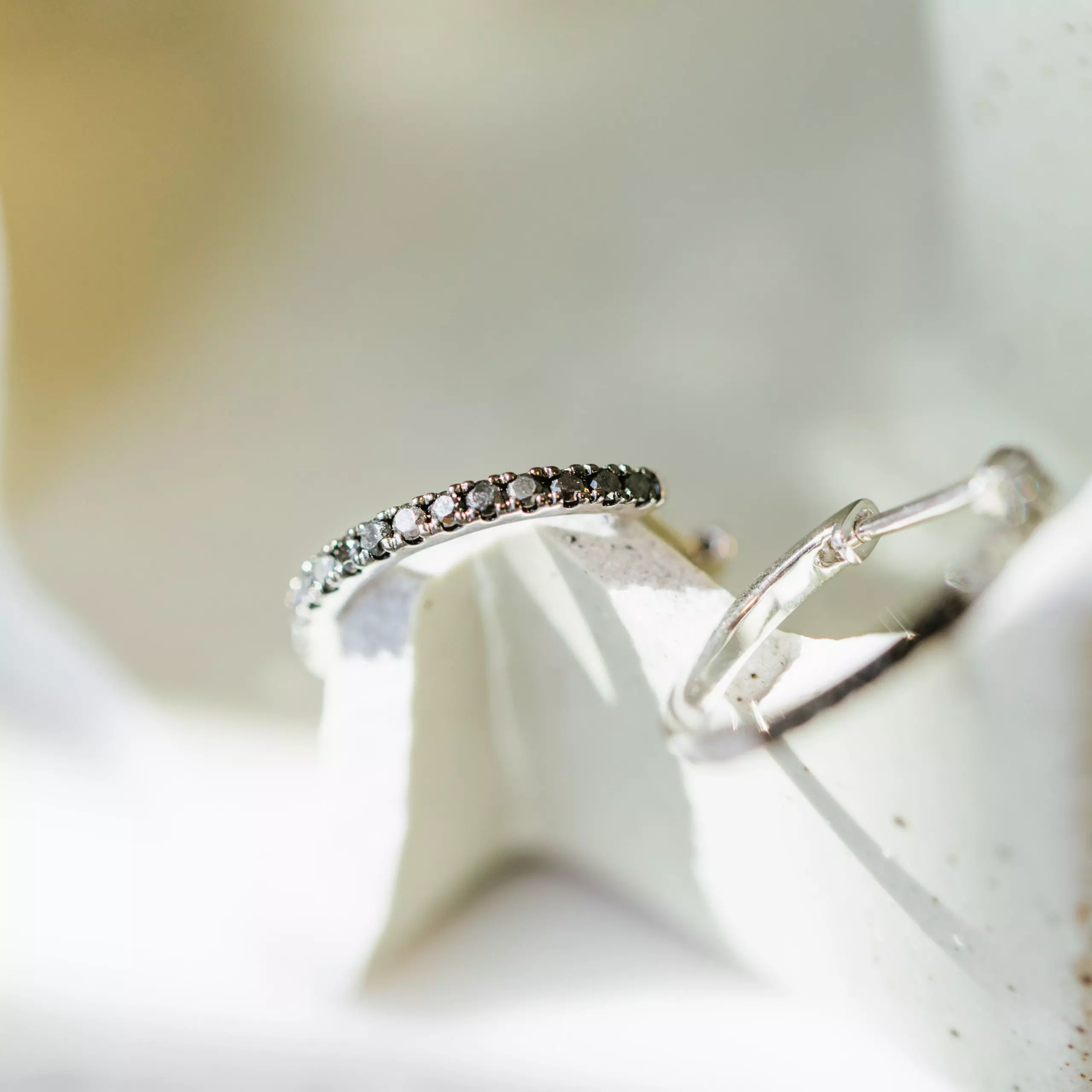 Bilde nummer 4 av Clara øreringer i 375 hvitt gull med sorte diamanter 0,25 ct