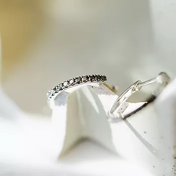 Bilde nummer 4 av Clara øreringer i 375 hvitt gull med sorte diamanter 0,25 ct