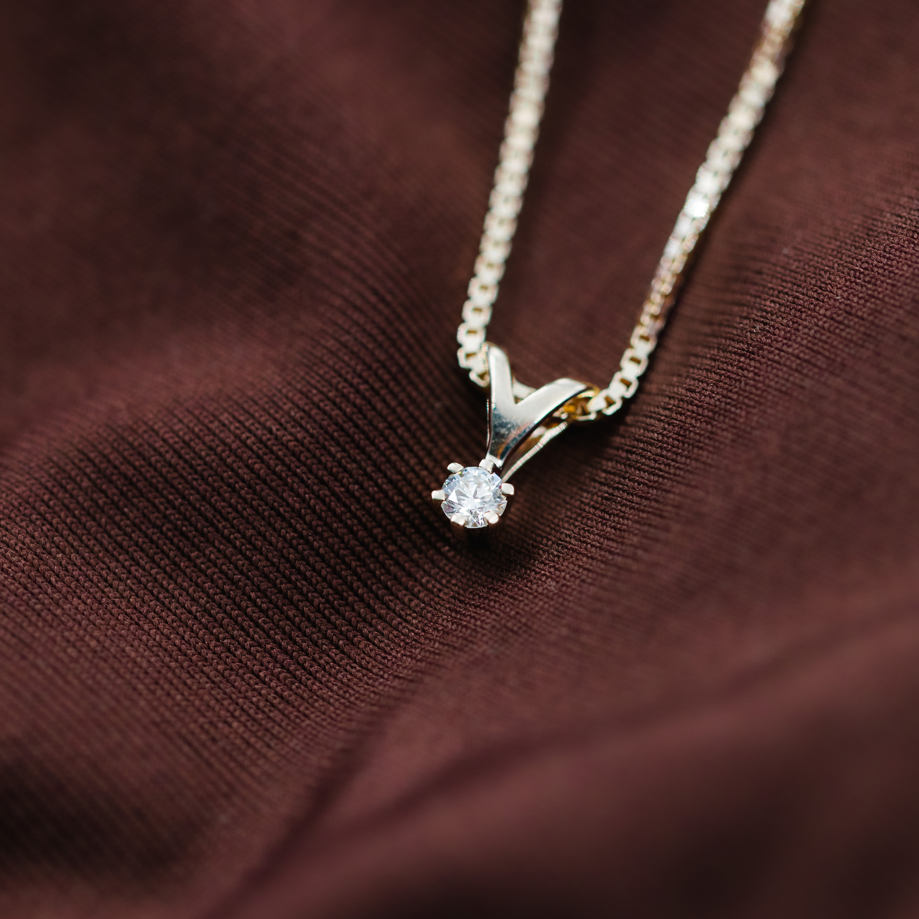 Bilde nummer 3 av Olivia anheng i 585 gult gull med diamant 0,10 ct