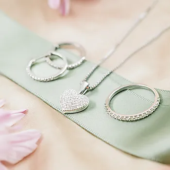 Bilde nummer 3 av Clara smykke i 375 hvitt gull med diamanter 0,25 ct