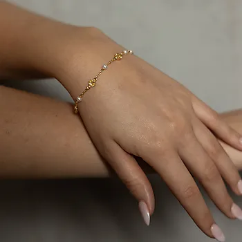 Bilde nummer 3 av Spectre armbånd i forgylt 925 sølv med ferskvannsperler