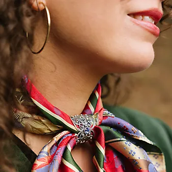 Bilde nummer 2 av Skjerfring i 830 oksidert sølv med blå sten