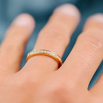 Bilde nummer 3 av Giftering i 585 gult gull med diamanter 0,15 CT | 3 mm bredde